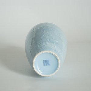 Un vase en porcelaine de Chine monochrome bleu de lavande à décor sous glaçure, marque de Yongzheng, 19ème — photo 14