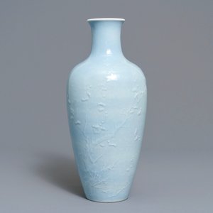 Un vase en porcelaine de Chine monochrome bleu de lavande à décor sous glaçure, marque de Yongzheng, 19ème — photo 2