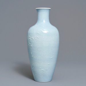 Un vase en porcelaine de Chine monochrome bleu de lavande à décor sous glaçure, marque de Yongzheng, 19/20ème — photo 5