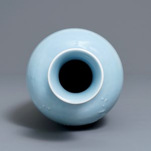 Un vase en porcelaine de Chine monochrome bleu de lavande à décor sous glaçure, marque de Yongzheng, 19/20ème — photo 6