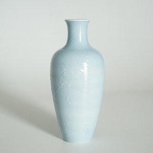 Un vase en porcelaine de Chine monochrome bleu de lavande à décor sous glaçure, marque de Yongzheng, 19/20ème — photo 10