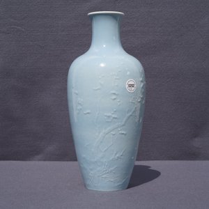 Un vase en porcelaine de Chine monochrome bleu de lavande à décor sous glaçure, marque de Yongzheng, 19/20ème — photo 15