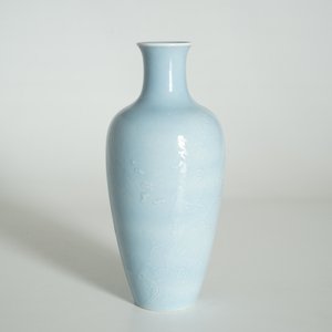 Un vase en porcelaine de Chine monochrome bleu de lavande à décor sous glaçure, marque de Yongzheng, 19/20ème — photo 9
