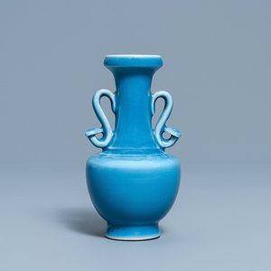 Un vase en porcelaine de Chine monochrome bleu de lavande, marque Yongzheng à 4 caractères et poss. d'époque — photo 1