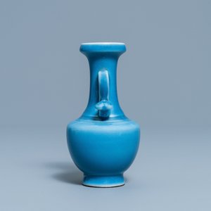 Un vase en porcelaine de Chine monochrome bleu de lavande, marque Yongzheng à 4 caractères et poss. d'époque — photo 2