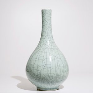 Un vase en porcelaine de Chine monochrome céladon craquelé, 20ème — photo 2
