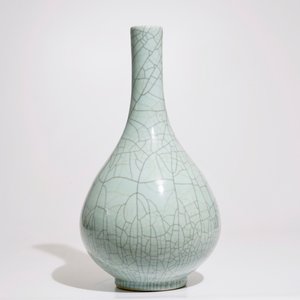 Un vase en porcelaine de Chine monochrome céladon craquelé, 20ème — photo 3