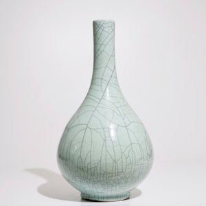 Un vase en porcelaine de Chine monochrome céladon craquelé, 20ème — photo 4