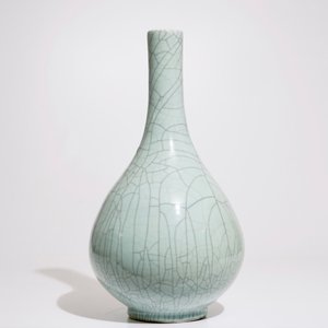 Un vase en porcelaine de Chine monochrome céladon craquelé, 20ème — photo 5