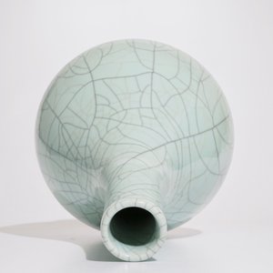 Un vase en porcelaine de Chine monochrome céladon craquelé, 20ème — photo 7