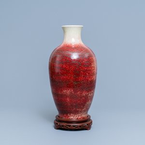 Un vase en porcelaine de Chine monochrome 'peachbloom', 18/19ème — photo 1