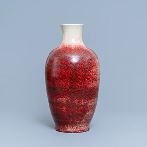 Un vase en porcelaine de Chine monochrome 'peachbloom', 18/19ème — photo 2