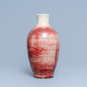 Un vase en porcelaine de Chine monochrome 'peachbloom', 18/19ème — photo 5