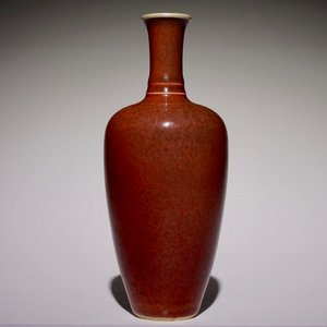 Un vase en porcelaine de Chine monochrome rouge de cuivre, marque de Kangxi, 19/20ème — photo 1