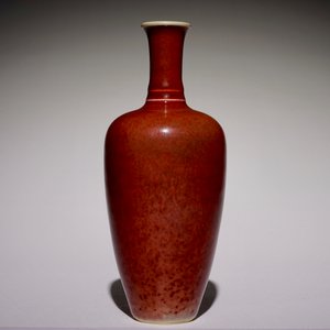 Un vase en porcelaine de Chine monochrome rouge de cuivre, marque de Kangxi, 19/20ème — photo 3