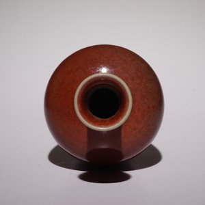 Un vase en porcelaine de Chine monochrome rouge de cuivre, marque de Kangxi, 19/20ème — photo 5