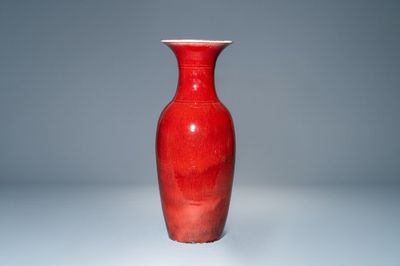 Un vase en porcelaine de Chine monochrome sang de boeuf, 19/20ème