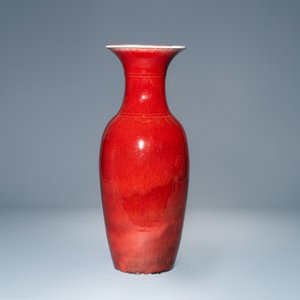 Un vase en porcelaine de Chine monochrome sang de boeuf, 19/20ème — photo 4