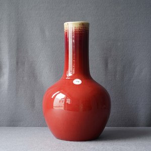 Un vase en porcelaine de Chine monochrome sang de boeuf, 19ème — photo 7