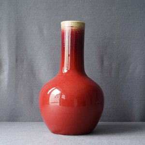 Un vase en porcelaine de Chine monochrome sang de boeuf, 19ème — photo 8