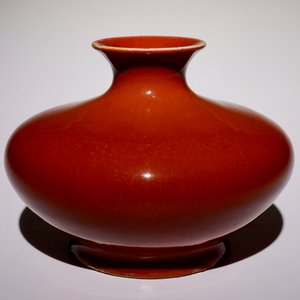 Un vase en porcelaine de Chine monochrome sang de boeuf, 19ème — photo 2