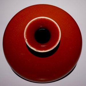 Un vase en porcelaine de Chine monochrome sang de boeuf, 19ème — photo 3