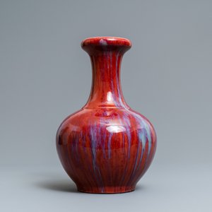 Un vase en porcelaine de Chine monochrome sang de boeuf et flambé, 19ème siècle — photo 3