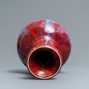 Un vase en porcelaine de Chine monochrome sang de boeuf et flambé, 19ème siècle — photo 5