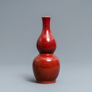 Un vase en porcelaine de Chine monochrome sang de boeuf, marque de Qianlong, 19/20ème — photo 1