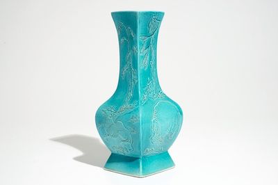 Un vase en porcelaine de Chine monochrome turquoise à décor appliqué d'animaux, 19/20ème