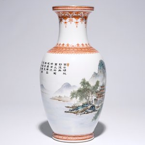 Un vase en porcelaine de Chine polychrome à décor de paysages et calligraphie, 20ème — photo 3