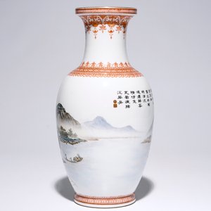 Un vase en porcelaine de Chine polychrome à décor de paysages et calligraphie, 20ème — photo 4