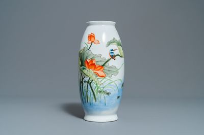 Un vase en porcelaine de Chine polychrome à décor d'un martin-pêcheur, marque de Qianlong, 20ème