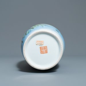 Un vase en porcelaine de Chine polychrome à décor d'un martin-pêcheur, marque de Qianlong, 20ème — photo 6