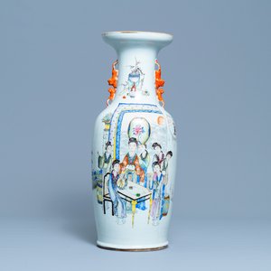 Un vase en porcelaine de Chine qianjiang cai à décor de femmes autour d'une table, signé Yan Bing Jun, daté 1913 — photo 1