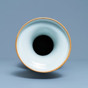 Un vase en porcelaine de Chine qianjiang cai à décor de femmes autour d'une table, signé Yan Bing Jun, daté 1913 — photo 5