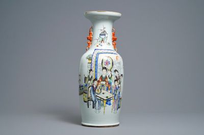 Un vase en porcelaine de Chine qianjiang cai à décor de femmes autour d'une table, signé Yan Bing Jun, daté 1913