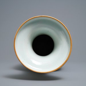 Un vase en porcelaine de Chine qianjiang cai à décor de femmes autour d'une table, signé Yan Bing Jun, daté 1913 — photo 5