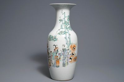 Un vase en porcelaine de Chine qianjiang cai à décor de figures dans un paysage, 19/20ème