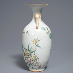 Un vase en porcelaine de Chine qianjiang cai à décor de fleurs et oiseaux, 19/20ème — photo 2