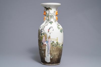 Un vase en porcelaine de Chine qianjiang cai à décor de Lan Caihe, 19ème
