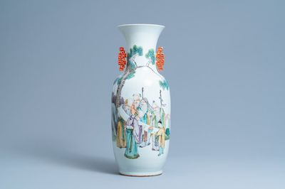 Un vase en porcelaine de Chine qianjiang cai à décor de lettrés, 19ème
