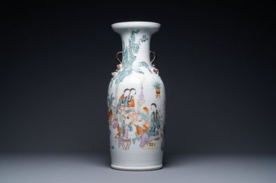 Un vase en porcelaine de Chine qianjiang cai aux anses en forme de pêches, 19/20ème