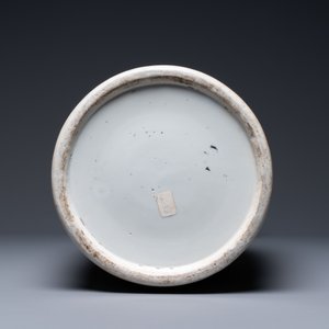 Un vase en porcelaine de Chine qianjiang cai aux anses en forme de pêches, 19/20ème — photo 6