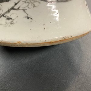 Un vase en porcelaine de Chine qianjiang cai aux éléments en forme de papillons en relief, 19ème — photo 15