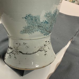 Un vase en porcelaine de Chine qianjiang cai aux éléments en forme de papillons en relief, 19ème — photo 25