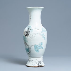 Un vase en porcelaine de Chine qianjiang cai aux éléments en forme de papillons en relief, 19ème — photo 4