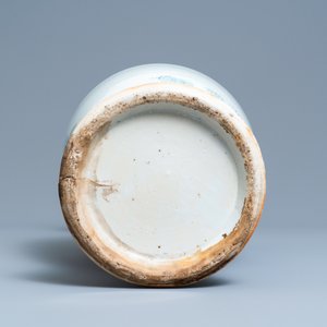 Un vase en porcelaine de Chine qianjiang cai aux éléments en forme de papillons en relief, 19ème — photo 6