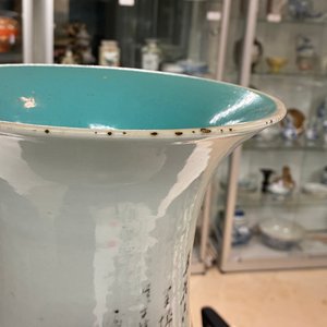 Un vase en porcelaine de Chine qianjiang cai aux éléments en forme de papillons en relief, 19ème — photo 7