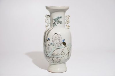 Un vase en porcelaine de Chine qianjiang cai aux joueurs de go, 19/20ème